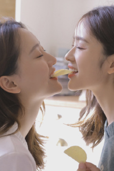 被黑人扒开双腿猛进
